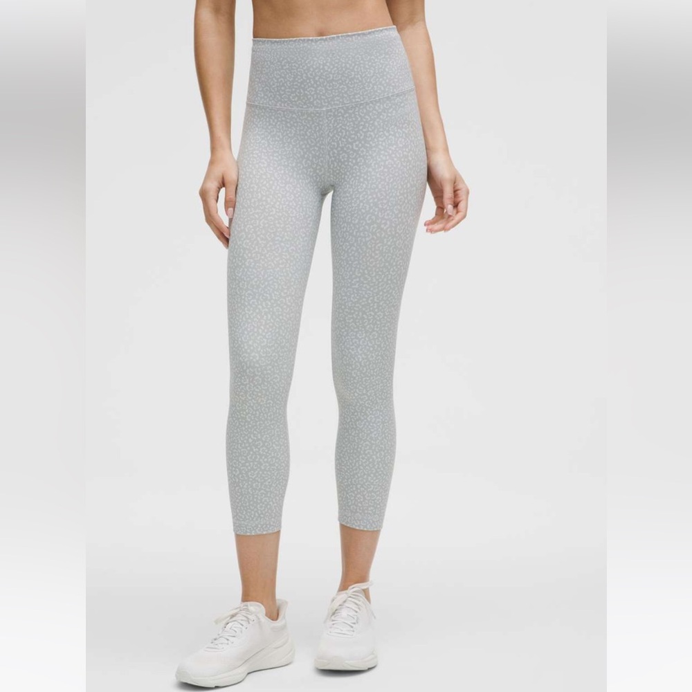 NWT!🍋🍋Lululemon Wunder Train High Rise Crop 23”🍋🍋. Size 8. Leopard Daisy